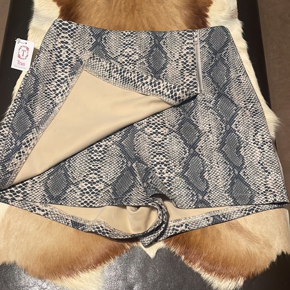 🐍🖤🔥NWT She+Sky Tran Boutique Snake Print Skort/Shorts - Picture 2 of 12